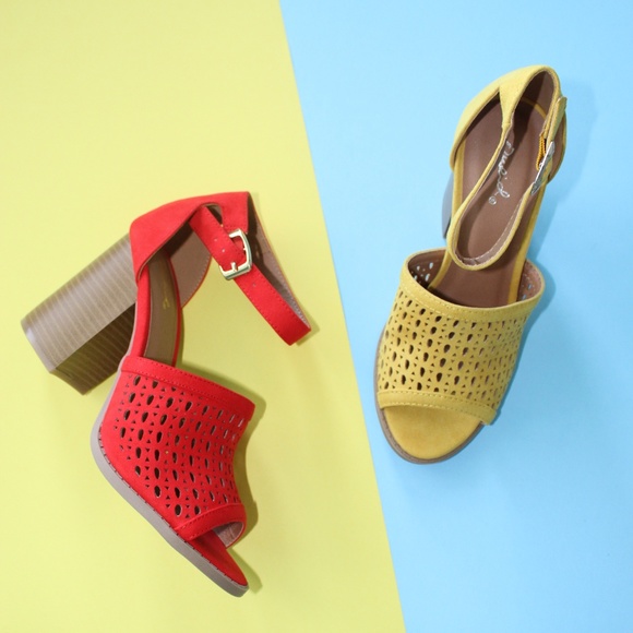 🆕//The Magnolia// Yellow peeptoe Sandal - Picture 6 of 8